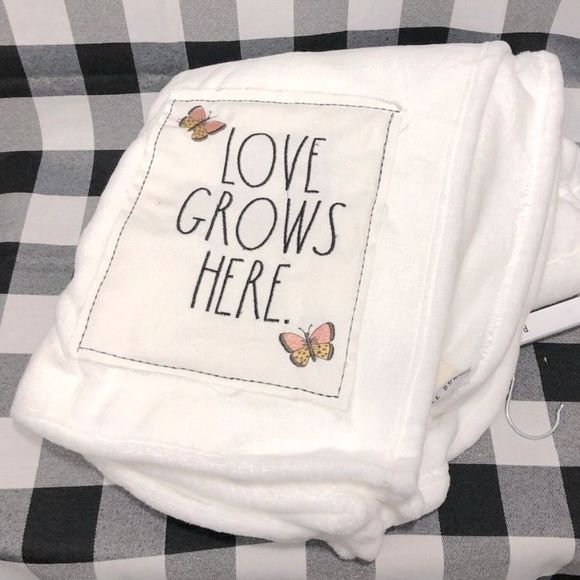Rae Dunn Other - Rae Dunn Love Grows Here Plush Blanket Throw - NWT